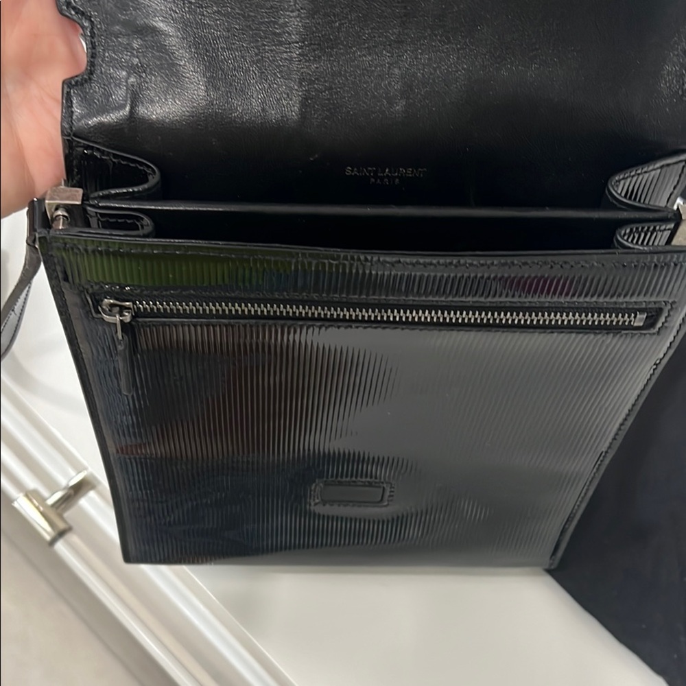 Saint Laurent Black Crossbody Bag with Sleek Design - Picture 3 of 8